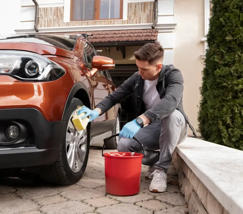 Lavage auto à domicile Puiseaux : professionnel intervenant sur un véhicule